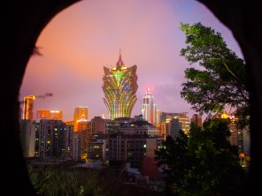 グランド・リスボア(カジノ)とマカオの街並み@マカオ